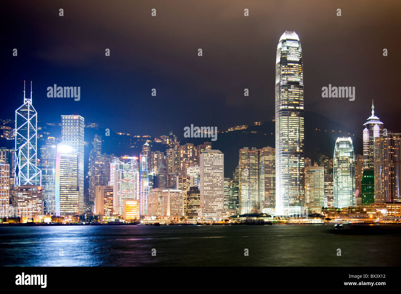 Die erstaunliche Hong Kong Skyline wie gesehen von Kowloon in der Nacht. Die imposante Strukturen umfassen die Ifc Türme & The Center Stockfoto