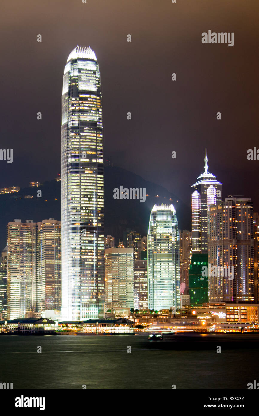 Die erstaunliche Hong Kong Skyline wie gesehen von Kowloon in der Nacht. Die imposante Strukturen umfassen die Ifc Türme & The Centre Stockfoto