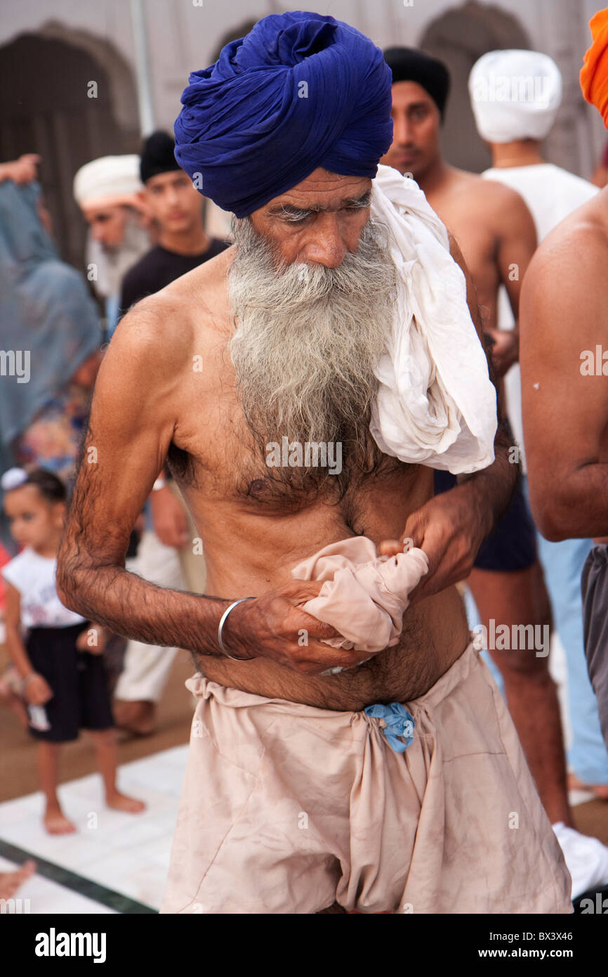 ein Sikh, immer bereit für das Bad im Pool auf den goldenen Tempel, Amritsar, Punjab, Indien Stockfoto