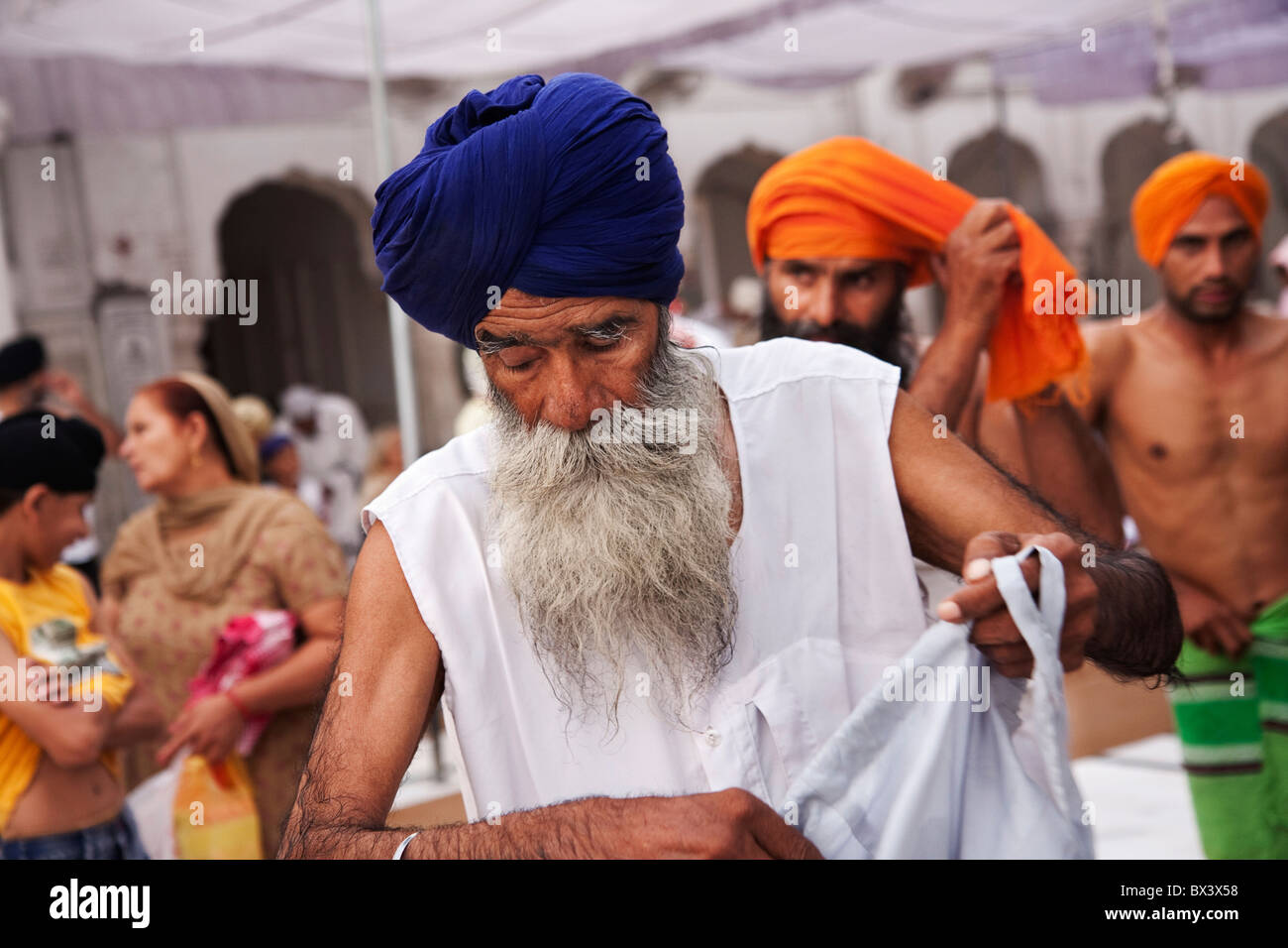 Eine alte Sikh, immer bereit, Baden im Pool auf den goldenen Tempel, Amritsar, Punjab, Indien Stockfoto