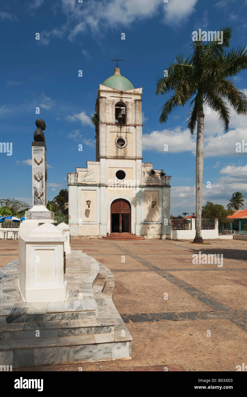 Iglesia Del Sagrado Corazón mit Denkmal für José Julián Martí Pérez im Vordergrund; Viñales, Kuba Stockfoto