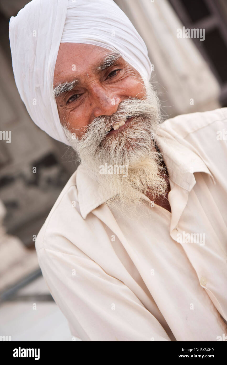 ein Sikh lächelnd, Goldener Tempel, Amritsar, Punjab, Indien Stockfoto