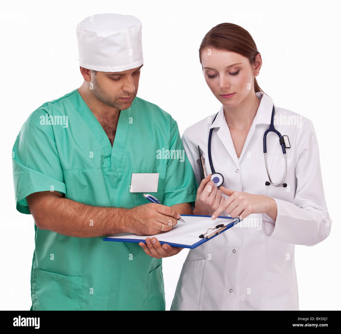 Ärzte auf ärztlichen Fragebogen ausfüllen. Isoliert auf einem weißen. Stockfoto
