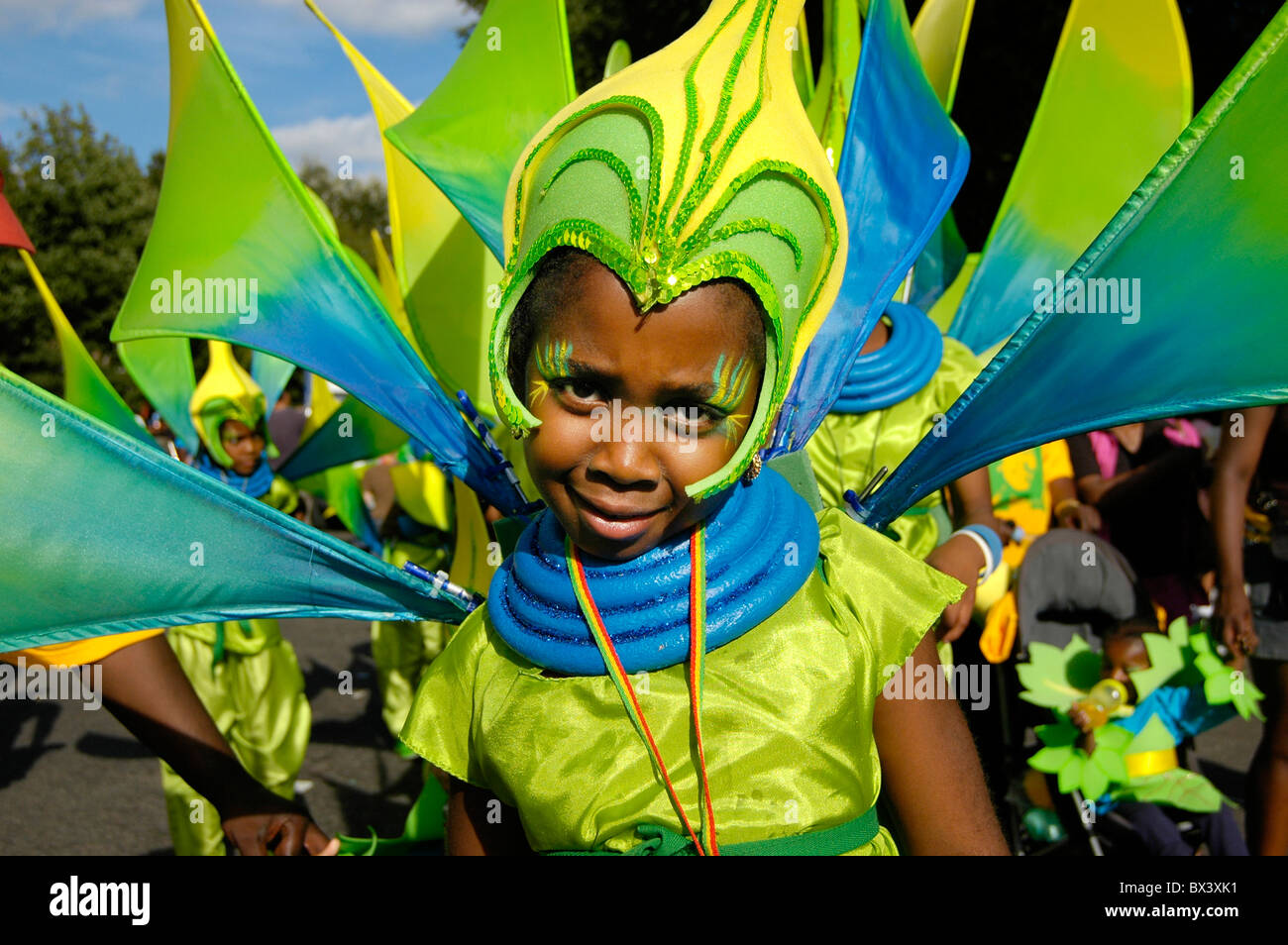 Junges Mädchen posiert in ihrem Londoner Notting Hill Karneval-Kostüm. Stockfoto