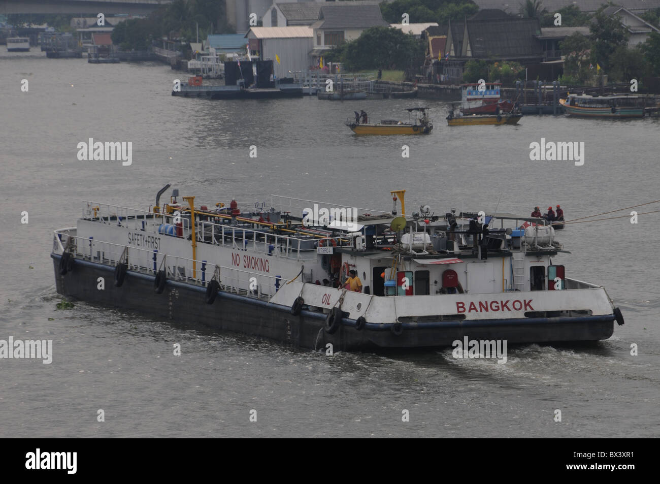 Schiff mit Namen Bangkok am Chao Praya River Stockfoto