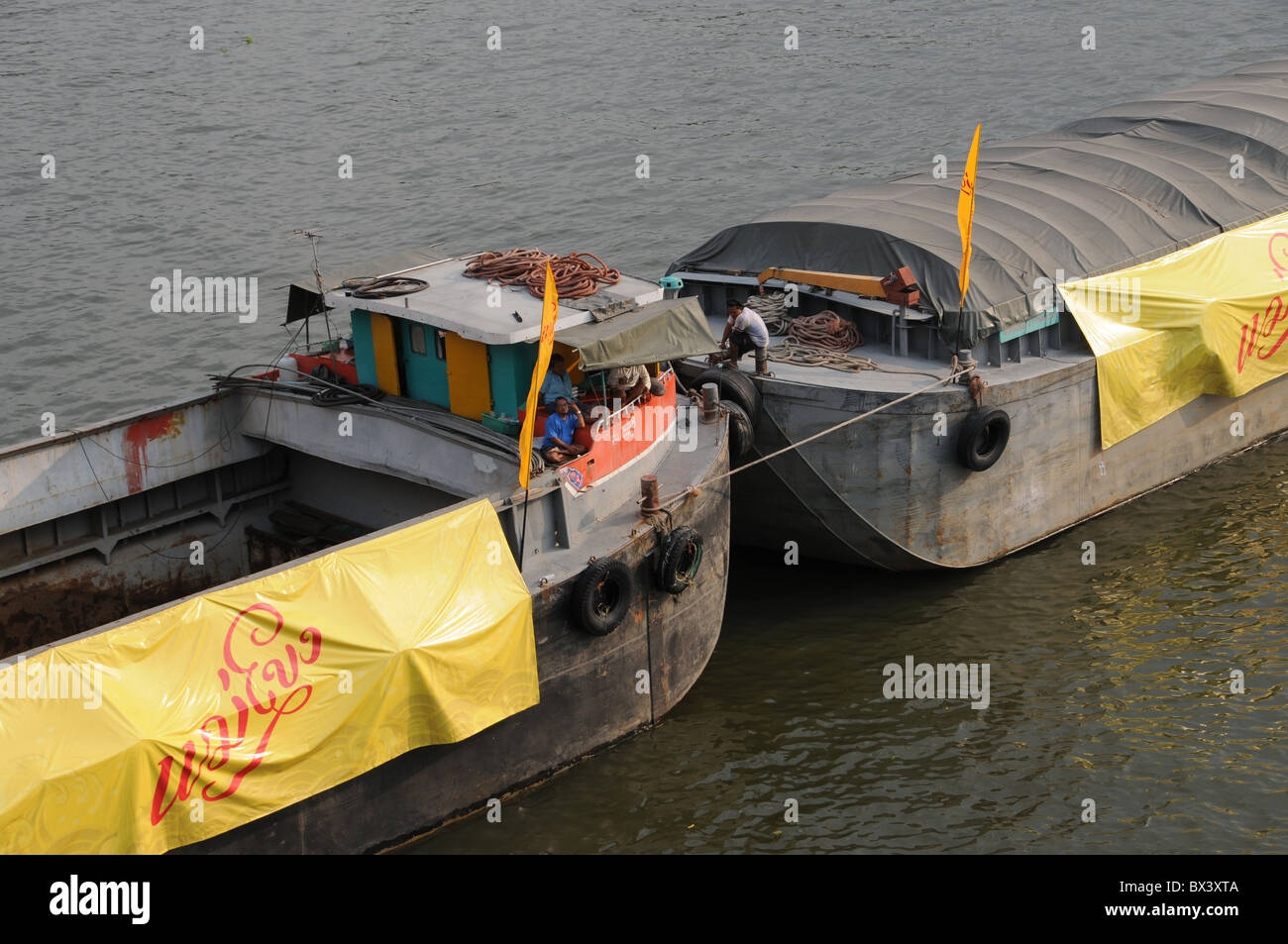 Lastkähne auf dem Chao Phraya Stockfoto