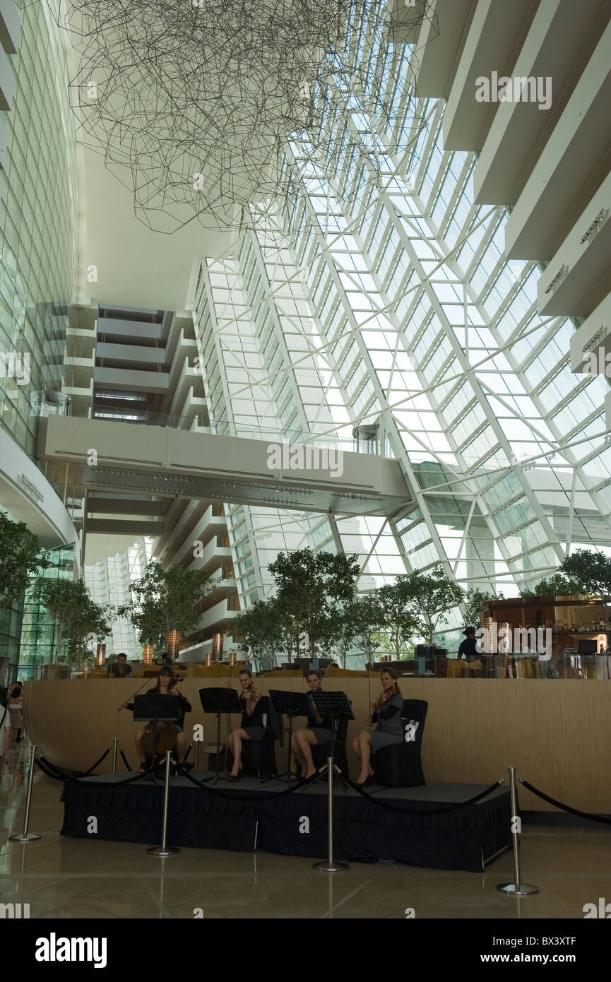 Spielt ein Orchester in der Lobby das Marina Bay Sands Hotel in Singapur Stockfoto