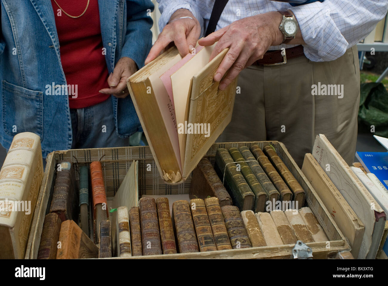 Paris, Frankreich, Französisch "Flohmarkt", Adult Senior paar Shopping für Sammler Bücher in öffentlichen Markt, Stockfoto