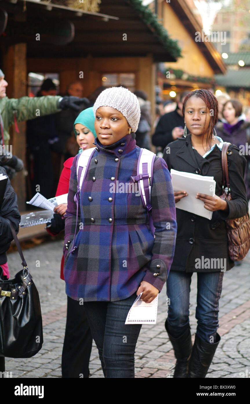 Afrikanische Mädchen Einkaufen bei Manchester Weihnachtsmärkte Stockfoto