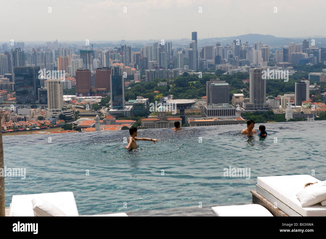 Eine Familie, genießen Sie den Infinity-Pool an der Marina Bay Sands Hotel in Singapur Stockfoto