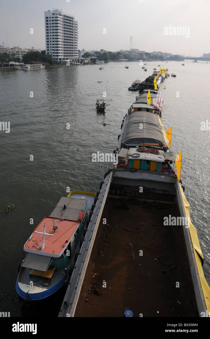 Lastkähne auf dem Chao Phraya Stockfoto