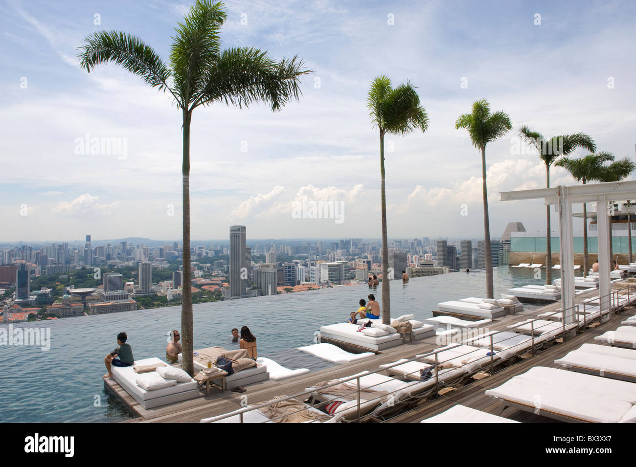 Menschen genießen den Infinity-Pool an der Marina Bay Sands Hotel in Singapur Stockfoto