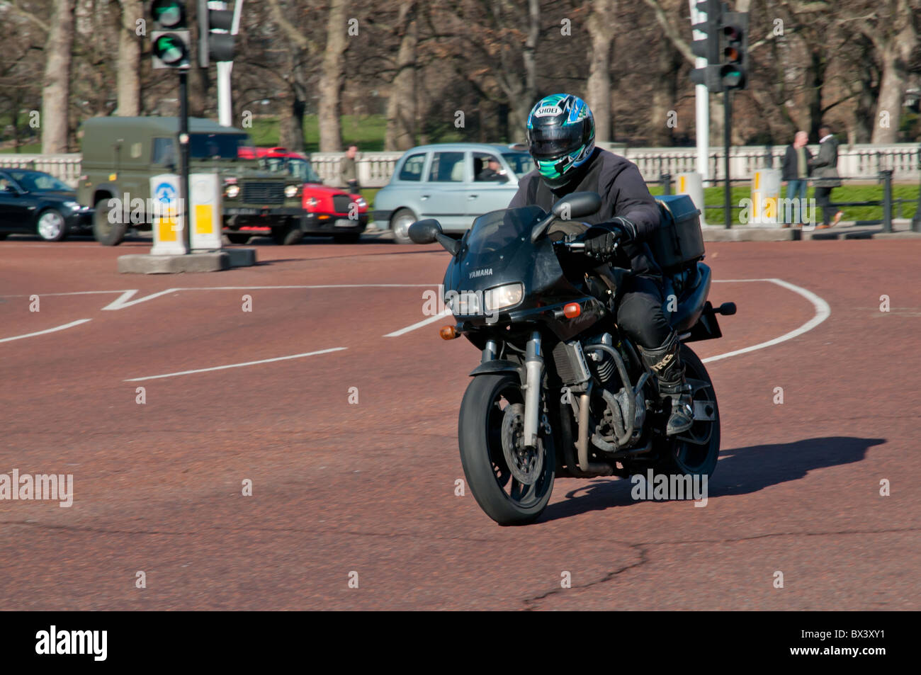 Motorrad Kurier liefert in London, UK Stockfotografie - Alamy