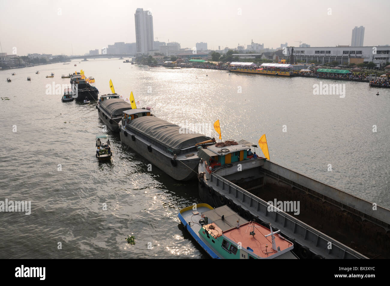 Lastkähne auf dem Chao Phraya Stockfoto