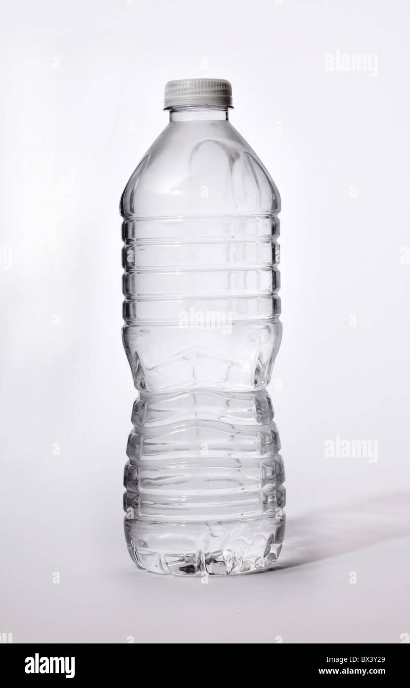 Wasser-Plastikflasche mit Wasser gefüllt Stockfoto