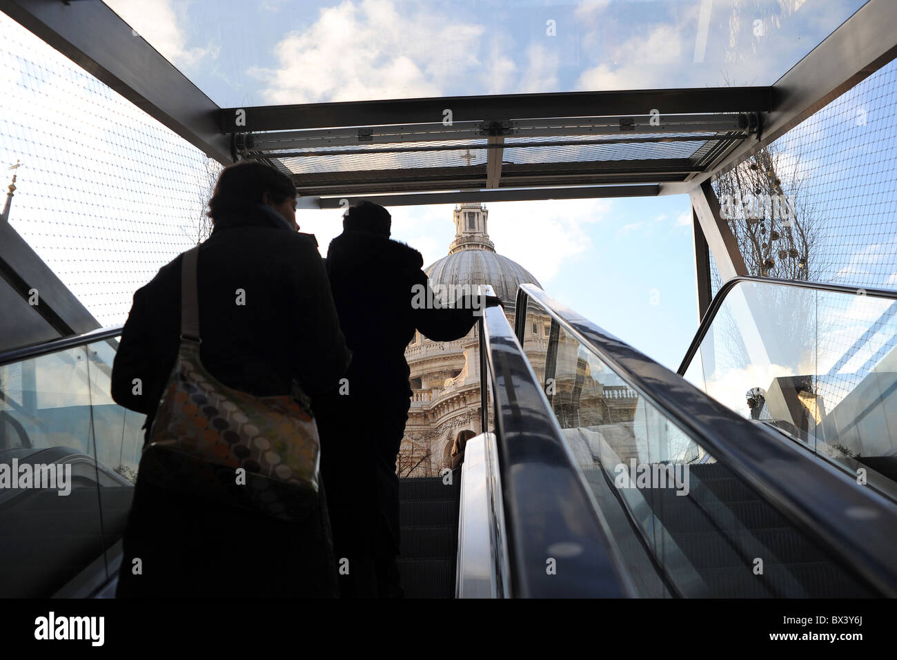 Rolltreppe aus dem eine neue Änderung Shopping Centre zeigen St Pauls Cathedral Stockfoto