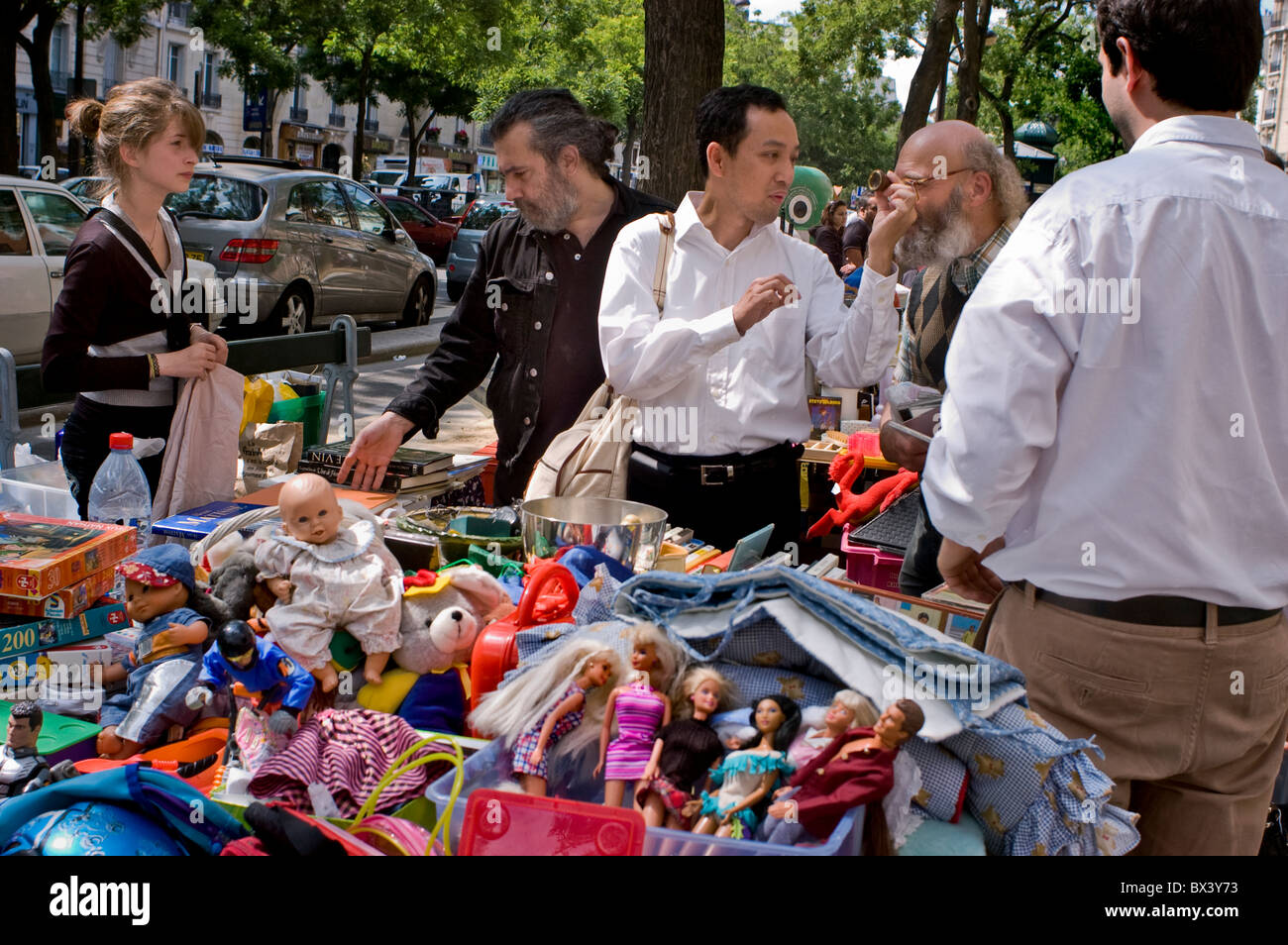 Paris, Frankreich, Crowd People, Flohmärkte, Nachbarschaft Vide Grenier, Gebrauchtwaren, Gebrauchtwaren, Kinderspielzeug, Familieneinkauf Stockfoto