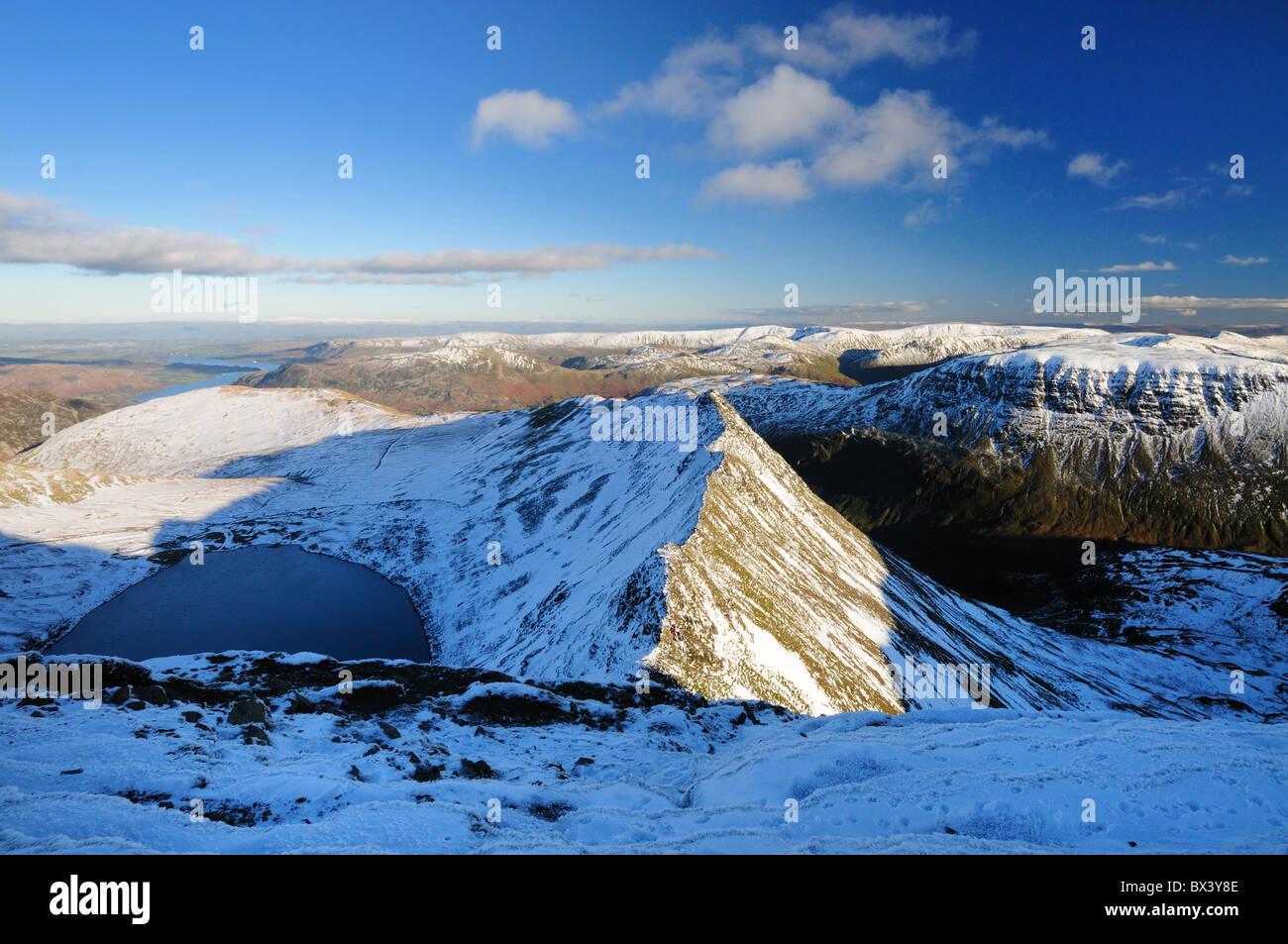 Striding Edge vom Gipfel des Lakelandpoeten im Winter im englischen Lake District Stockfoto