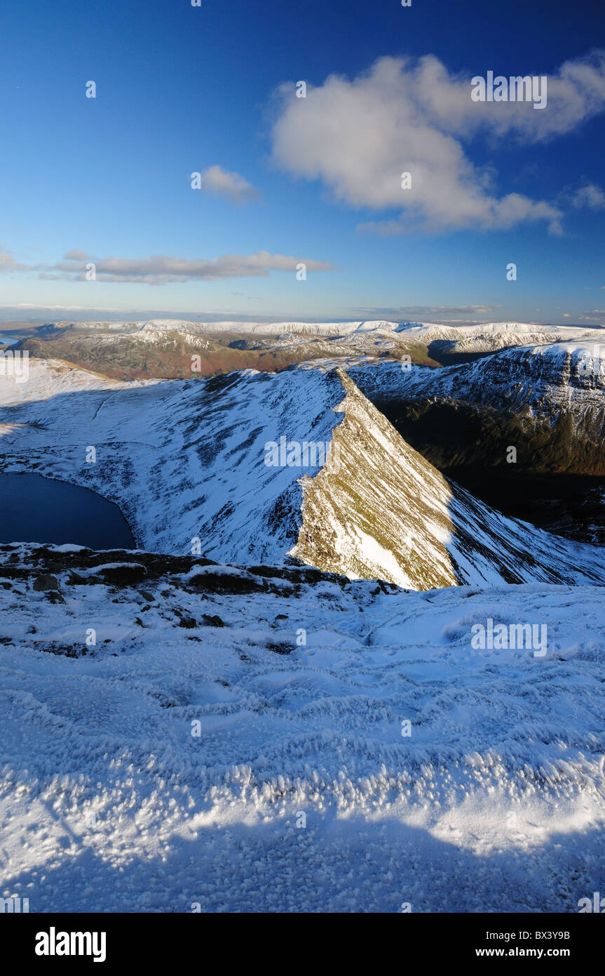Striding Edge vom Gipfel des Lakelandpoeten im Winter im englischen Lake District Stockfoto