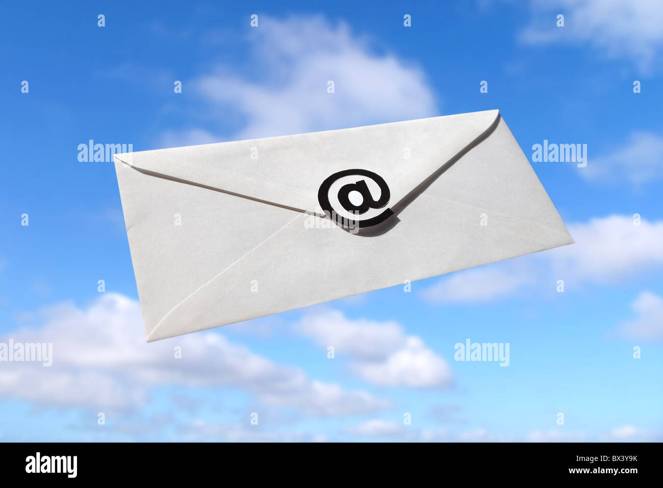 Blauer Himmel und Umschlag mit @-Symbol, Konzept von e-Mail-Nachrichten Stockfoto
