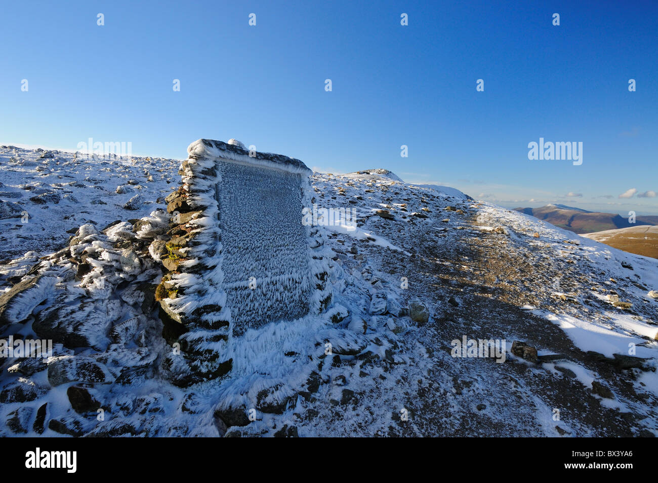 Schnee und Eis verkrustet Gough-Denkmal auf dem Gipfel des Striding Edge auf Lakelandpoeten im englischen Lake District Stockfoto