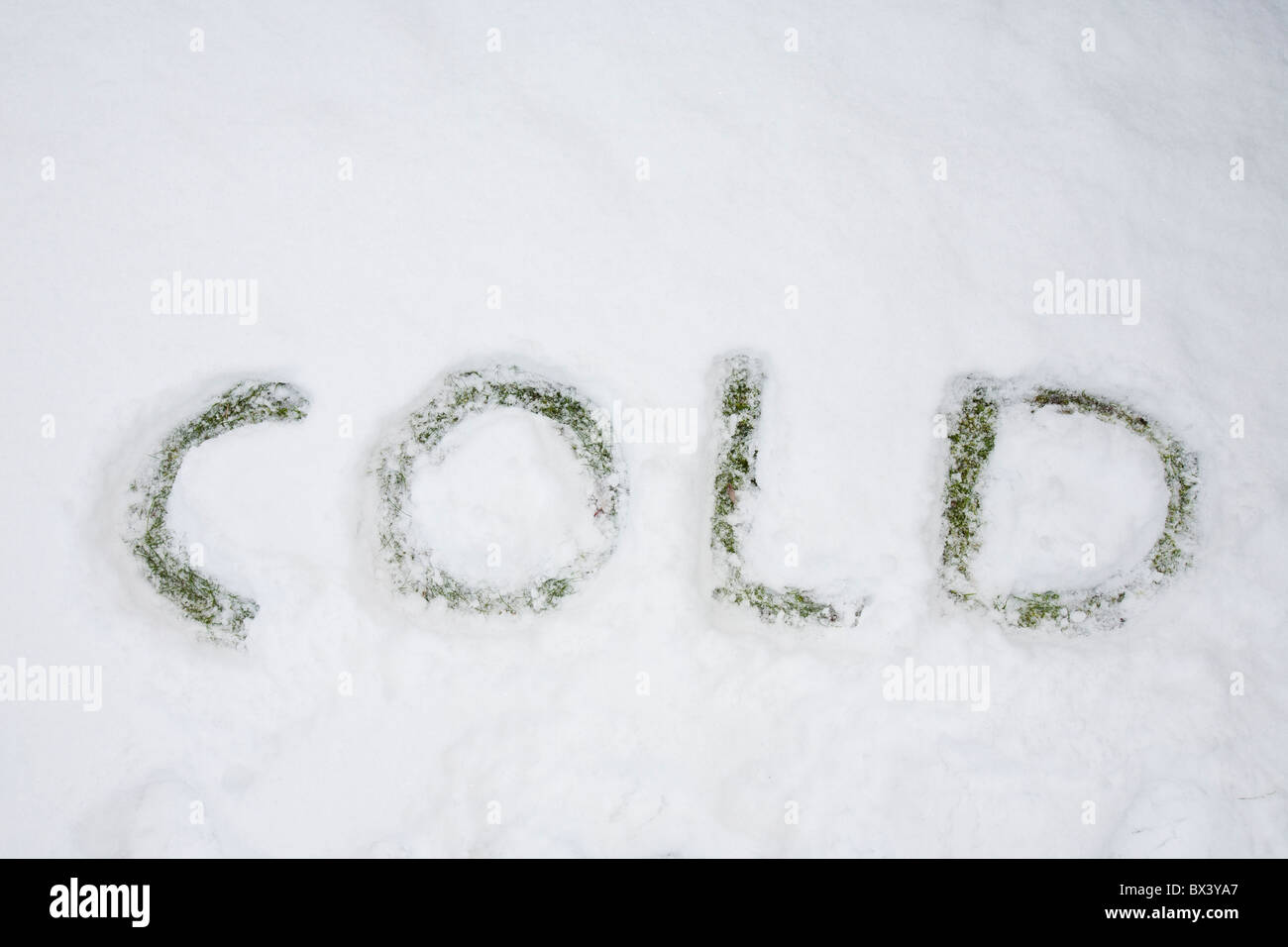 Das kalte Wort buchstabiert im Schnee. Stockfoto