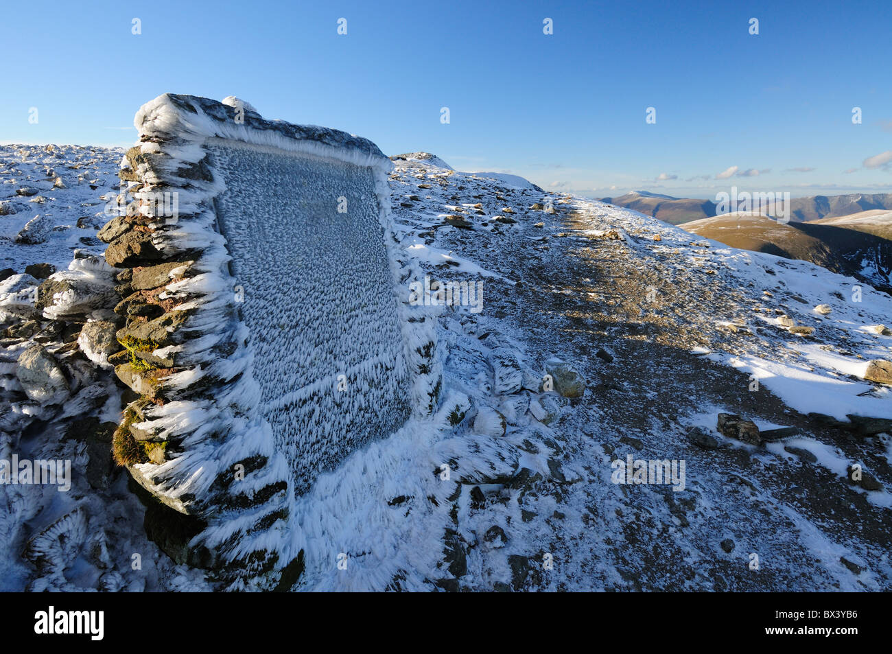 Schnee und Eis verkrustet Gough-Denkmal auf dem Gipfel des Striding Edge auf Lakelandpoeten im englischen Lake District Stockfoto