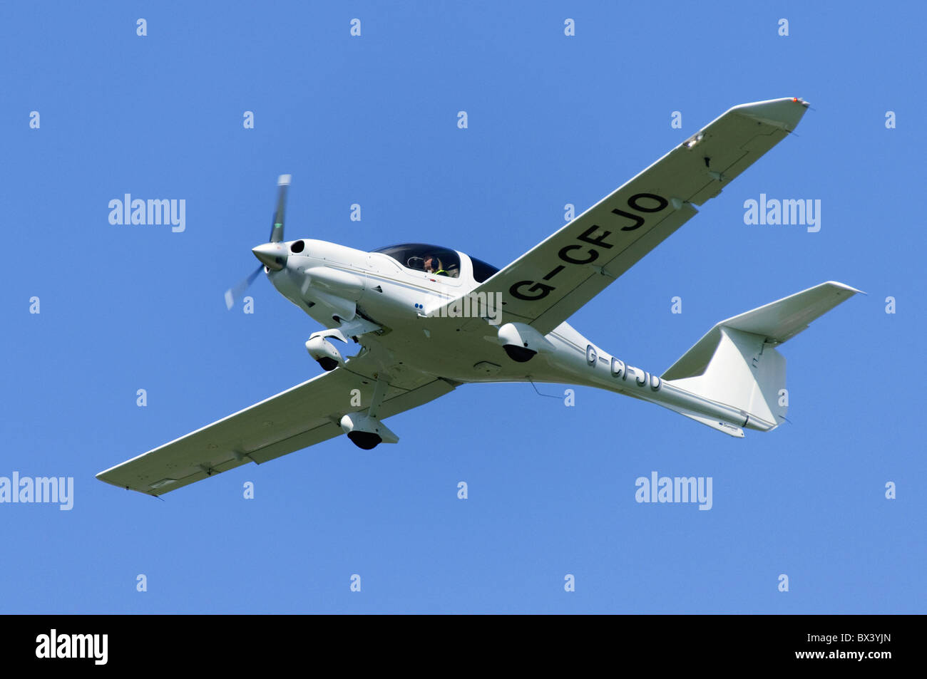 Diamond DA-40 Diamond Star Lichtebene klettern nach nehmen Sie vom Flughafen Coventry, UK. Stockfoto