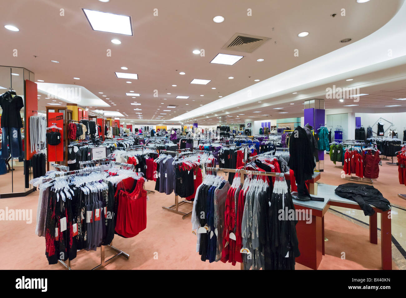 Damenabteilung Kleidung im Ladengeschäft Dillards am Eagle Ridge Mall, Lake Wales, Zentral-Florida, USA Stockfoto