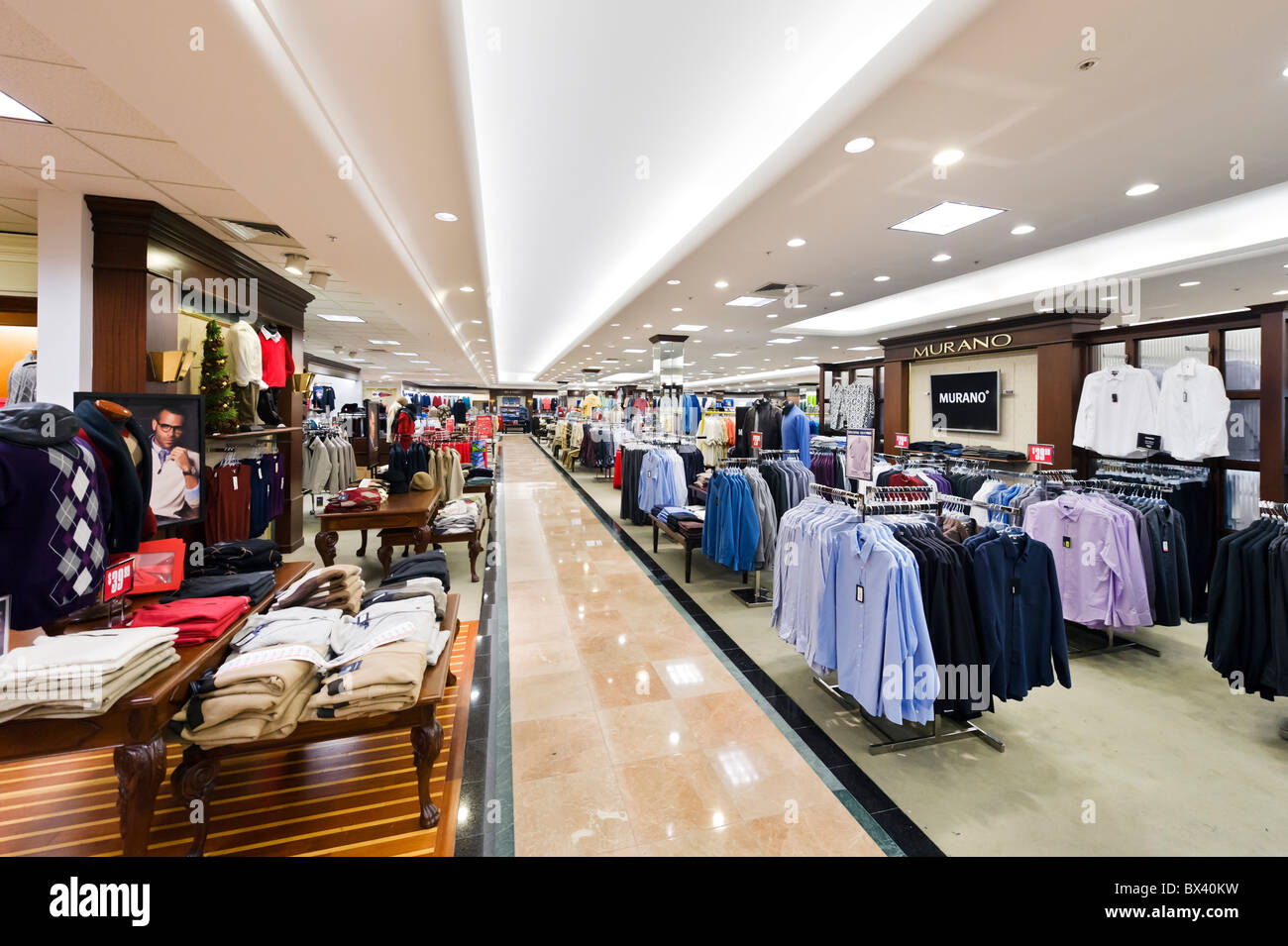 Herren-Kleidung-Abteilung im Ladengeschäft Dillards am Eagle Ridge Mall, Lake Wales, Zentral-Florida, USA Stockfoto