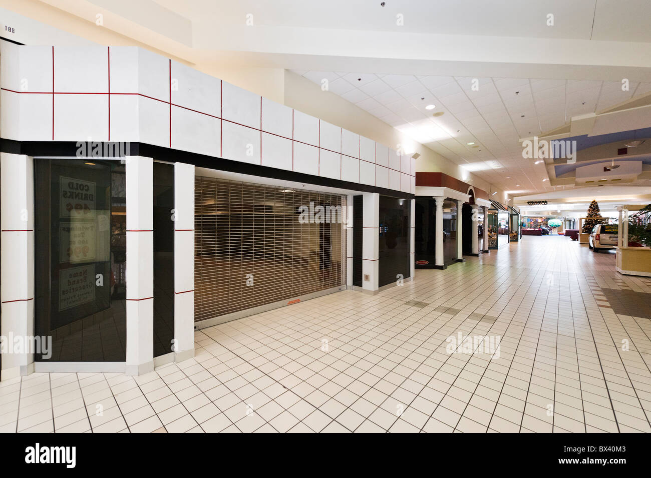 Leereinheiten durch den wirtschaftlichen Abschwung, Eagle Ridge Mall, Lake Wales, Zentral-Florida, USA Stockfoto