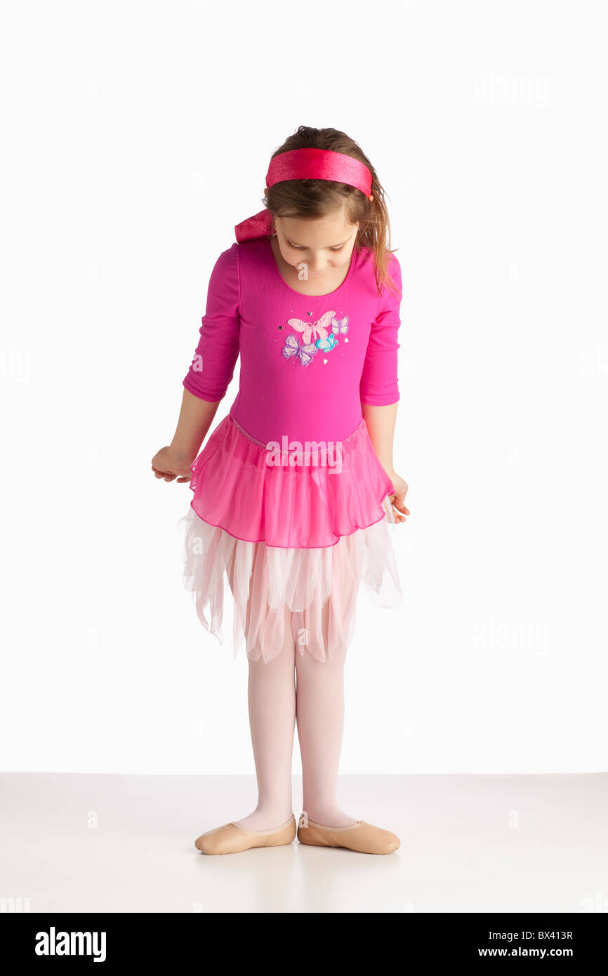 Ein Mädchen trägt Ballettschuhe In einer Ballett-Pose Stockfoto
