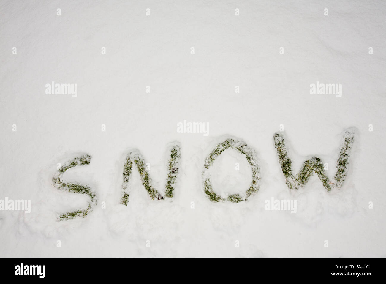 Der Wort Schnee dargelegt in Schnee. Stockfoto