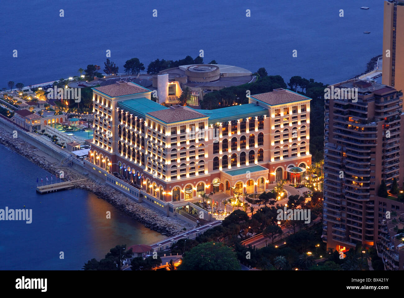 Blick auf das Monte-Carlo Bay Hotel am Abend, Fürstentum Monaco Stockfoto