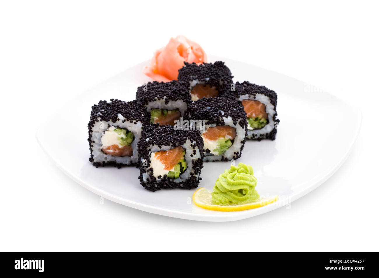 Bild von Carolina Maki Sushi Rollen in schwarzem Kaviar serviert mit eingelegtem Ingwer und wasabi Stockfoto