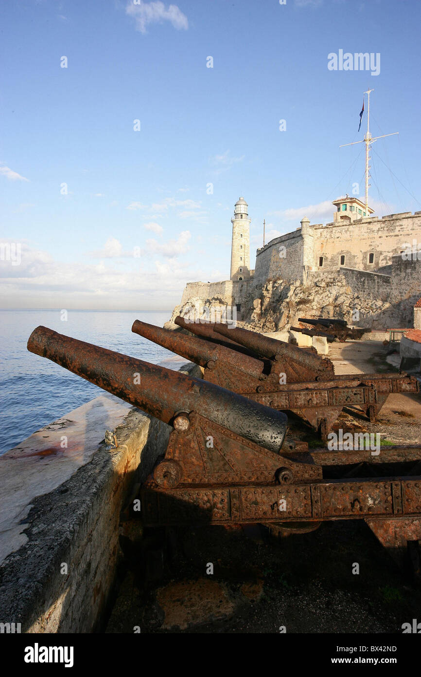 Kuba-Havanna-San Carlos-Festung Kanonen Küste Meer Stockfoto