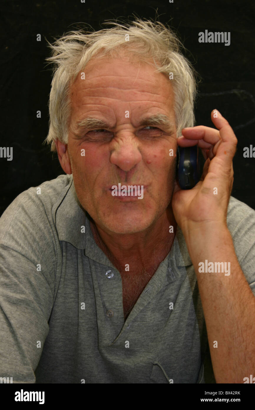 ältere Mann Mann Porträt mobile Handy Mobilfunk Skepsis Mimik aufrufen Stockfoto