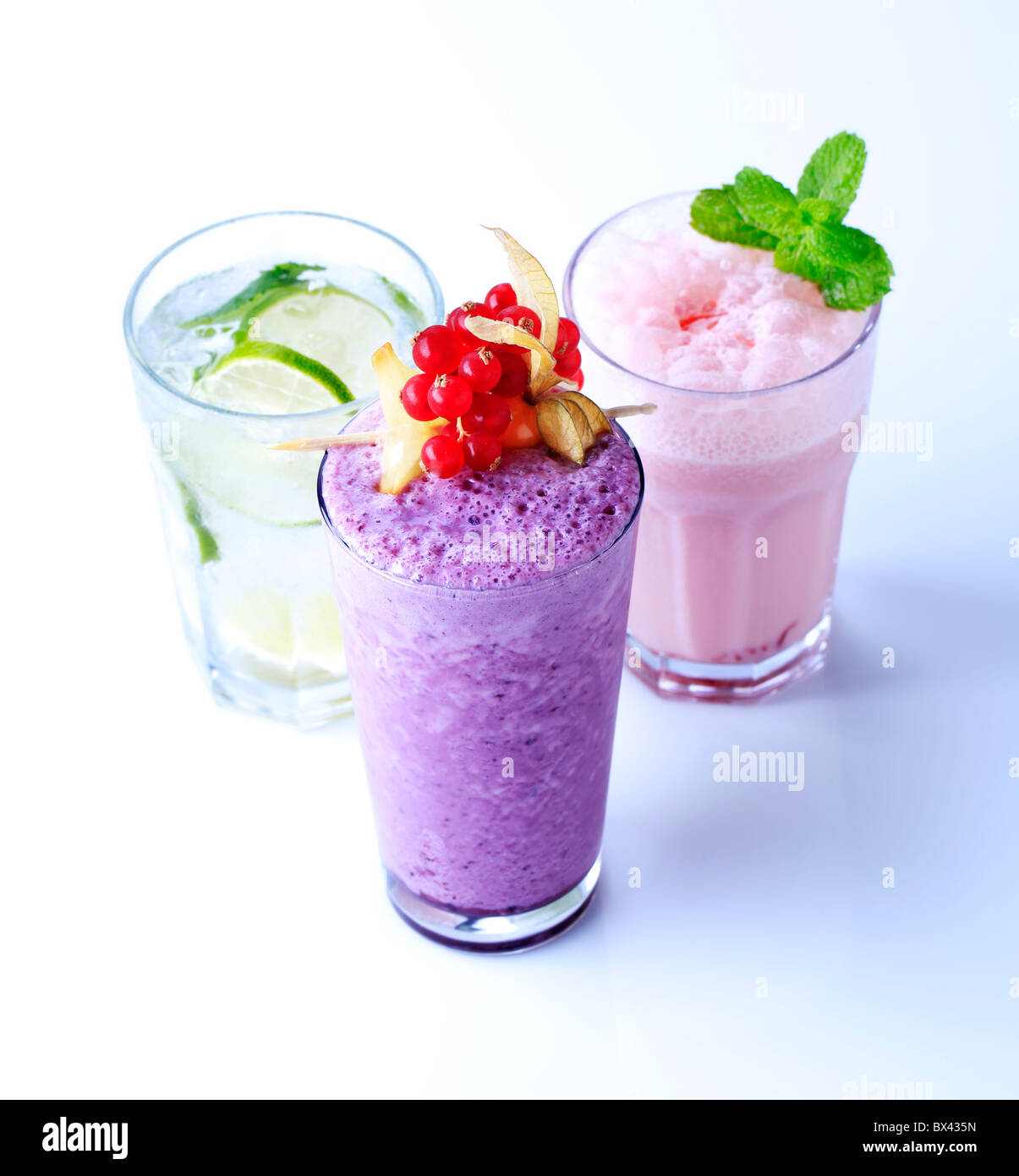 Berry Frucht-Smoothies und gekühlte Erfrischungsgetränke mit Kalk Stockfoto
