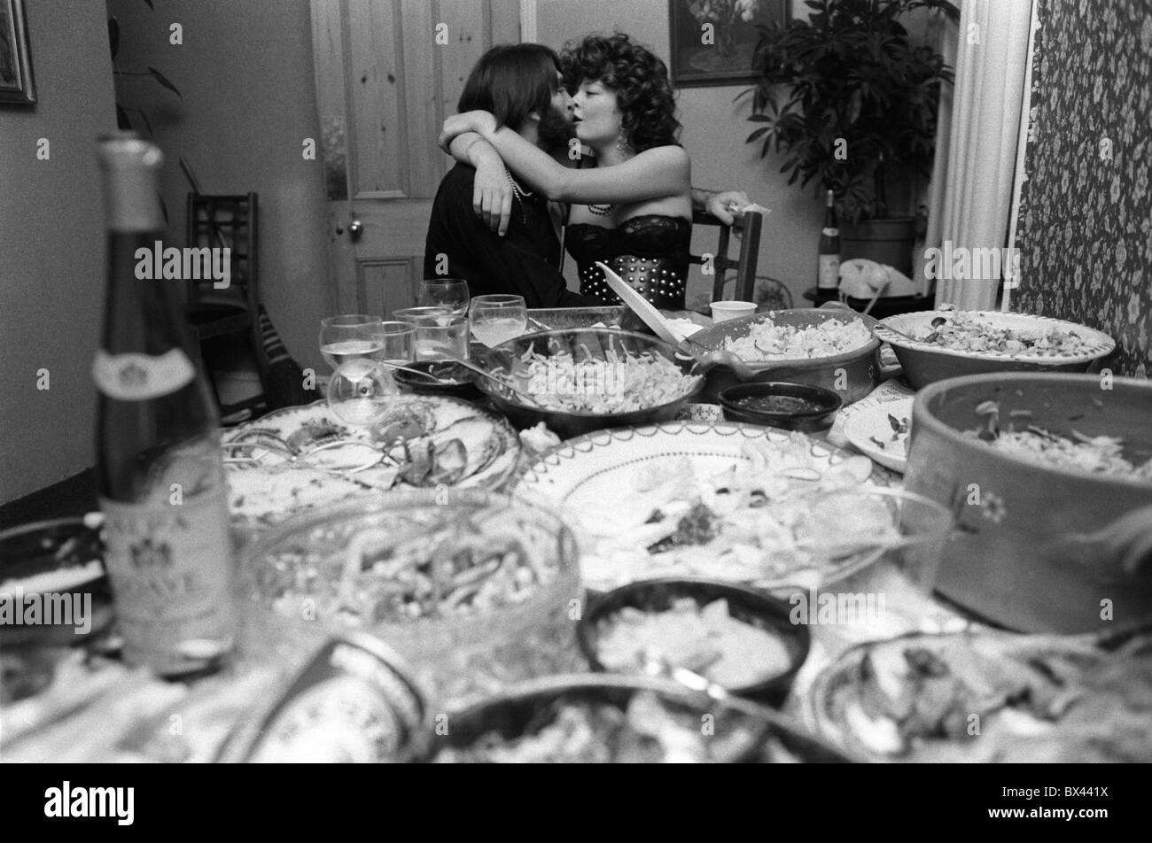 Paar küssen Mittelklasse Dinner Party Wimbledon London 1983 1980er Jahre England. HOMER SYKES Stockfoto