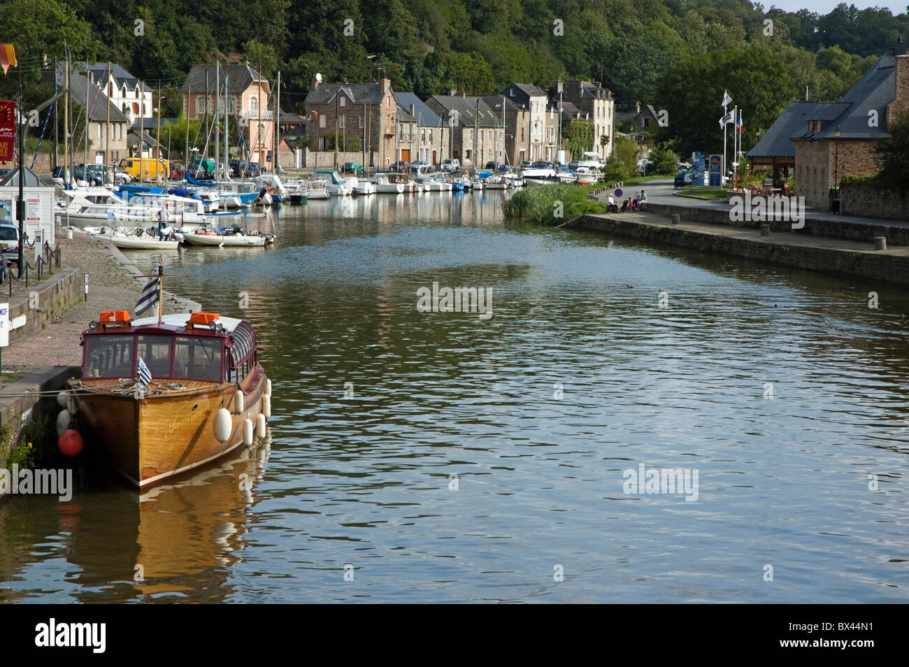 Boote vertäut entlang des Flusses Rance in Dinan, Bretagne, Frankreich. Stockfoto