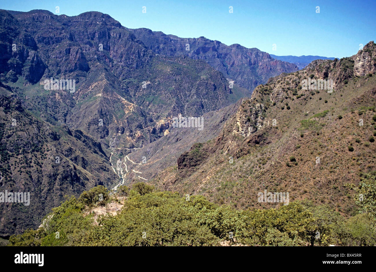 Copper Canyon in Sierra Madre, Staat Chihuahua, Mexiko, Südamerika - mit einer Straße durch das Tal schlängelt Stockfoto