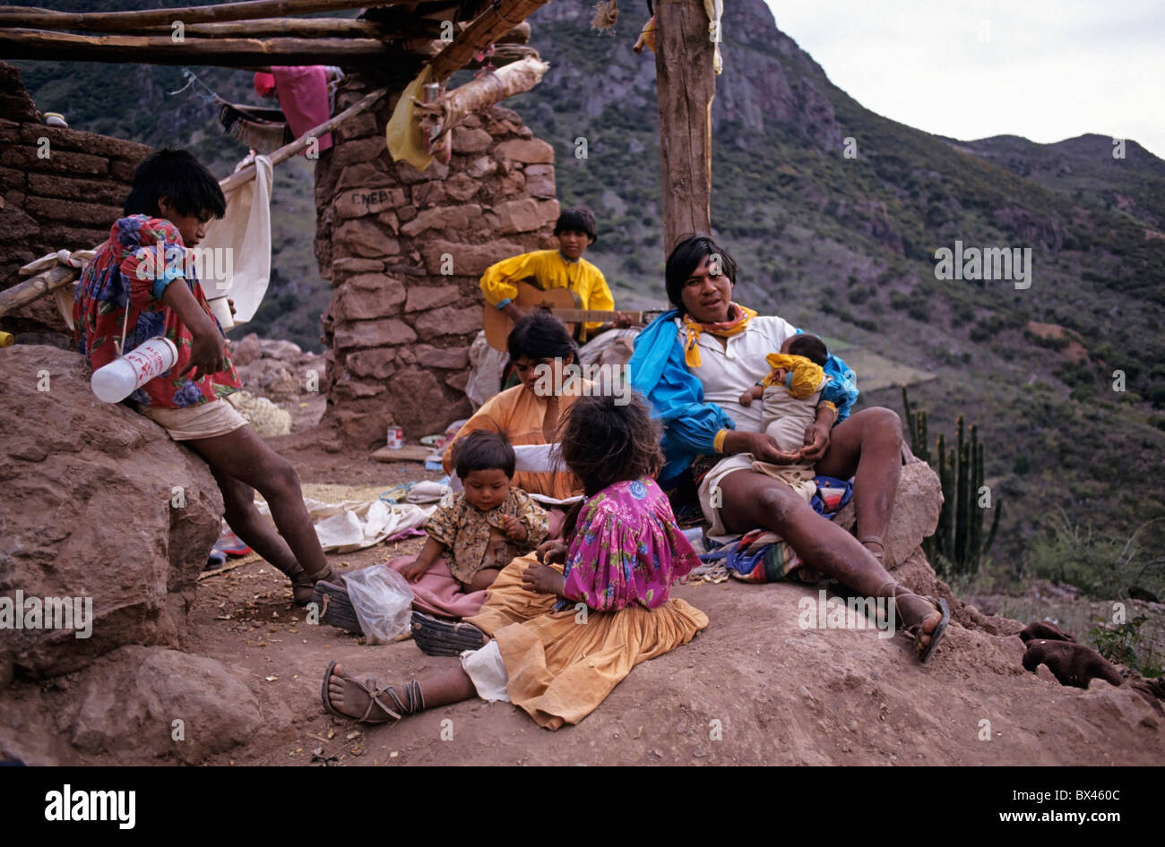 Tarahumaran Familie zu Hause in den Bergen, Chihuahua, Mexiko. Stockfoto