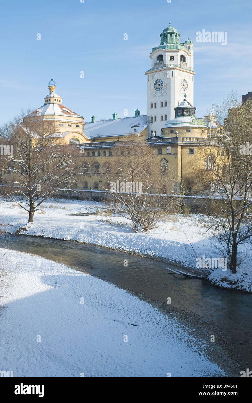 Winterlandschaft mit Jugendstil-Badehaus in München Stockfoto