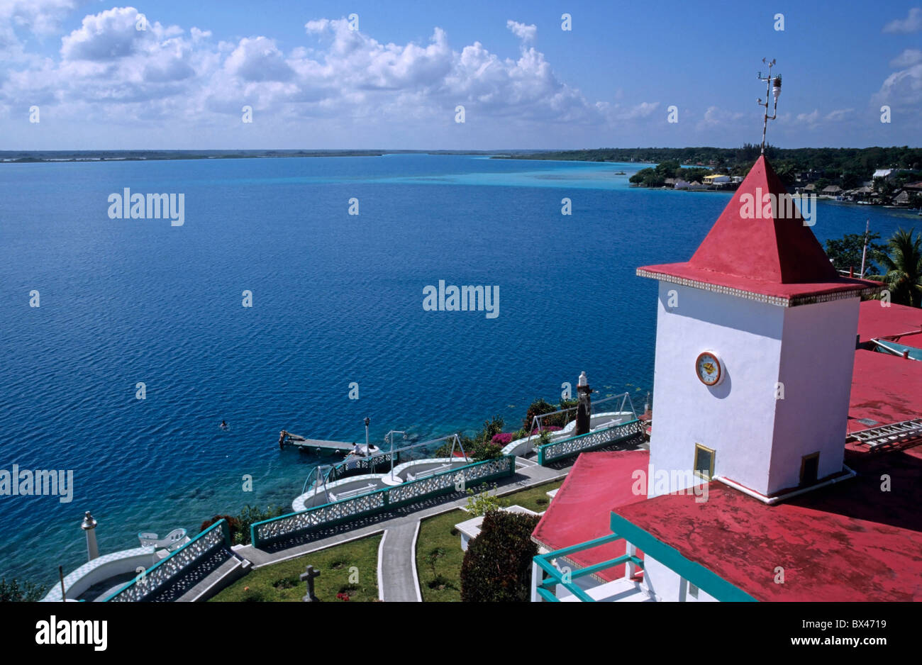Auf dem Dach eines Hotels mit Blick auf das blaue Wasser des Bacalar Laguna, Quintana Roo, Mexiko. Stockfoto
