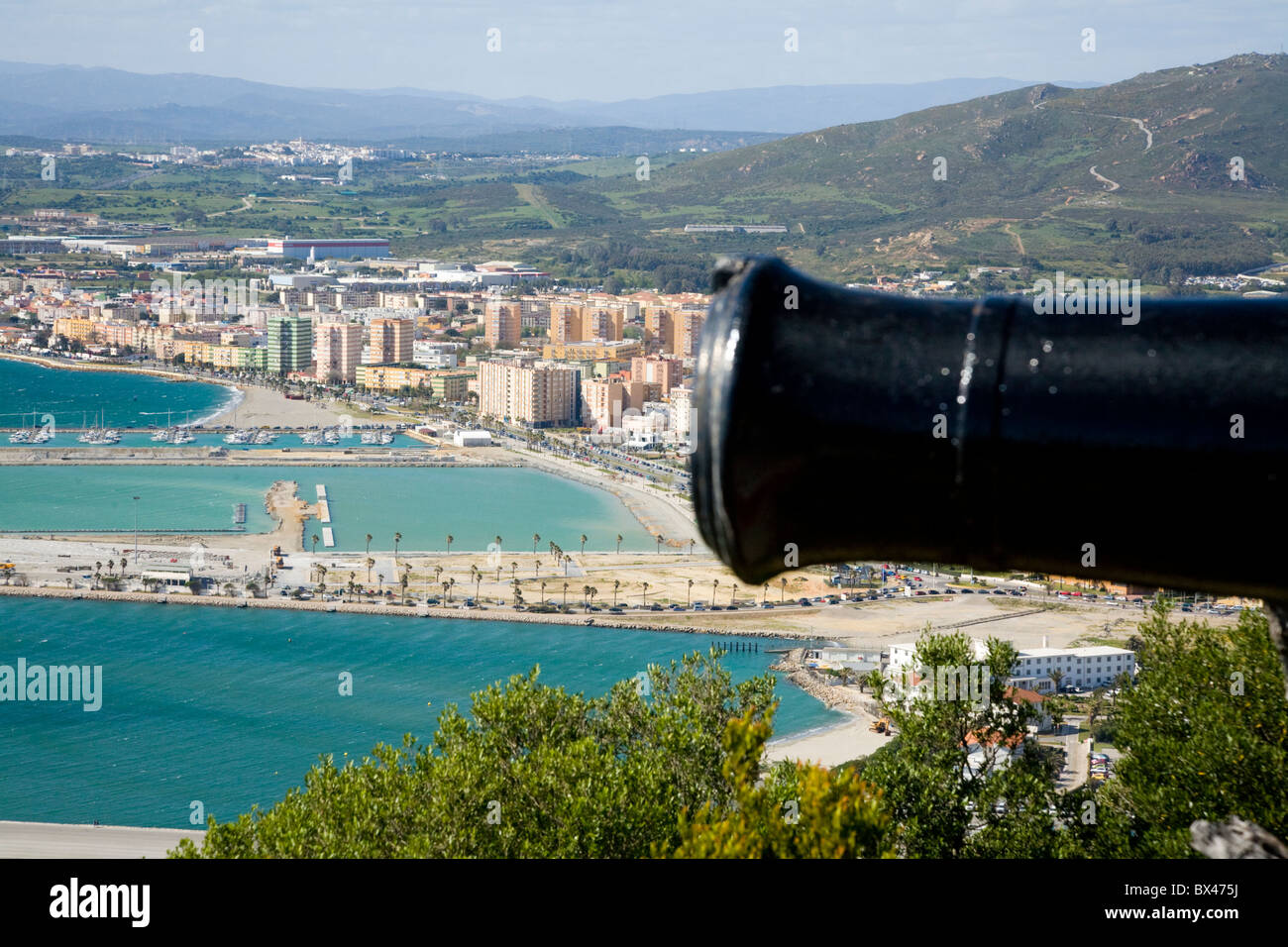 Auf der Suche nach Spanien über Gibraltar Flughafen mit einem historischen britischen / englischen Kanone Geschütz im Vordergrund. Felsen von Gibraltar. Stockfoto