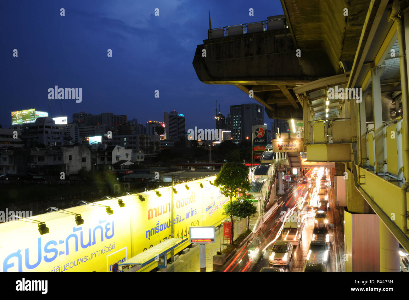 Skytrain-Station in Bangkok in der Abenddämmerung Stockfoto