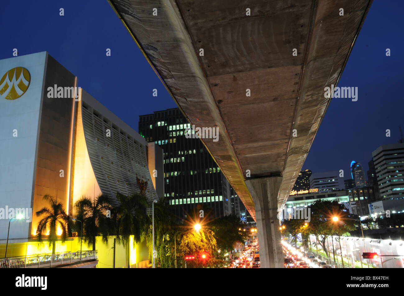 Skytrain Linie in Bangkok in der Abenddämmerung Stockfoto