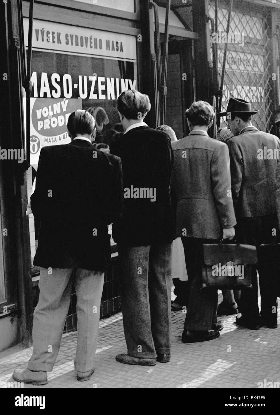 Tschechoslowakei - Prag 1949.  Menschen warten in der Schlange an der Reihe, Fleisch und Wurstwaren zu kaufen. Obwohl die Kommunisten erwähnen Stockfoto