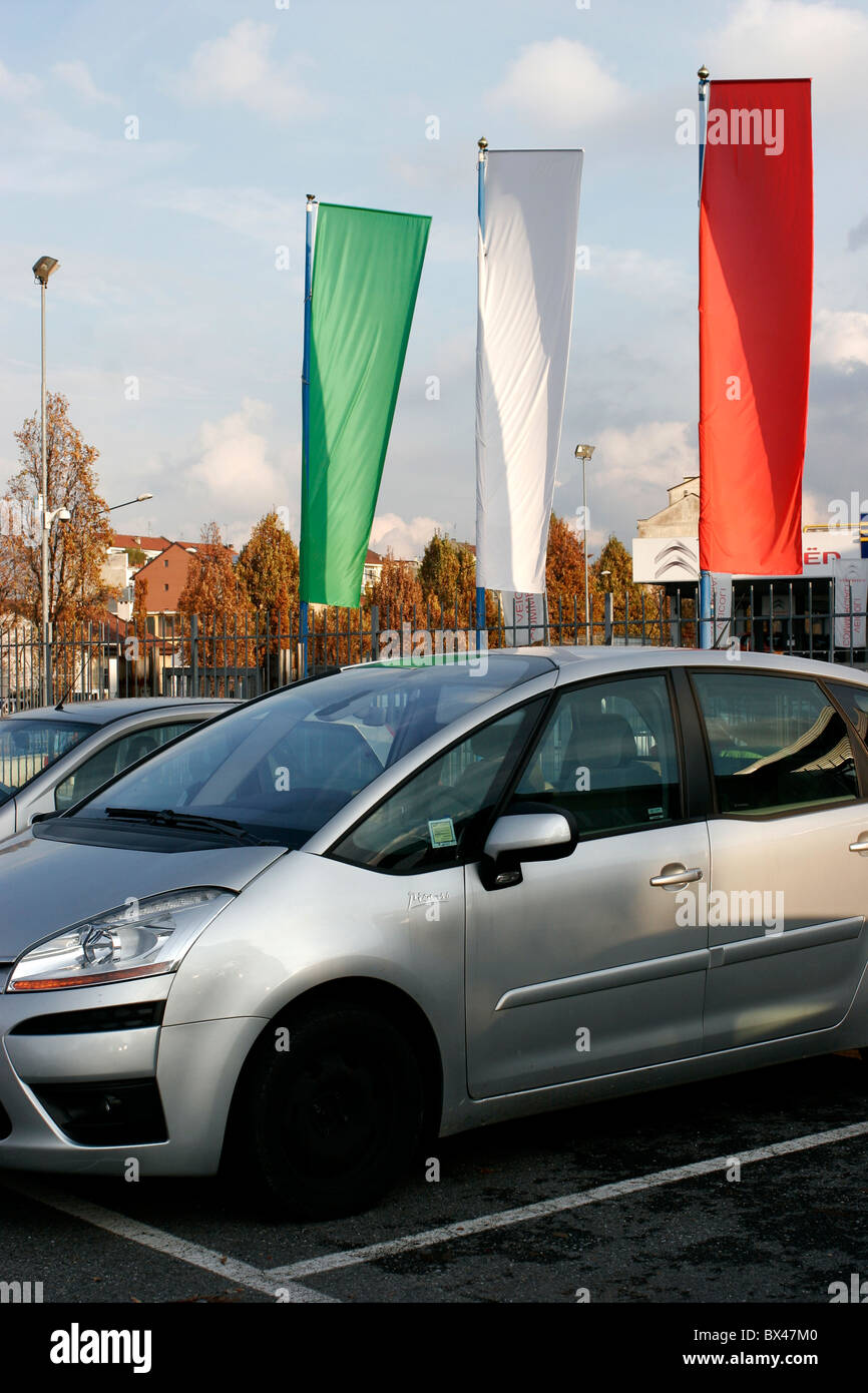 Autos vor einem Showroom in Italien Stockfoto