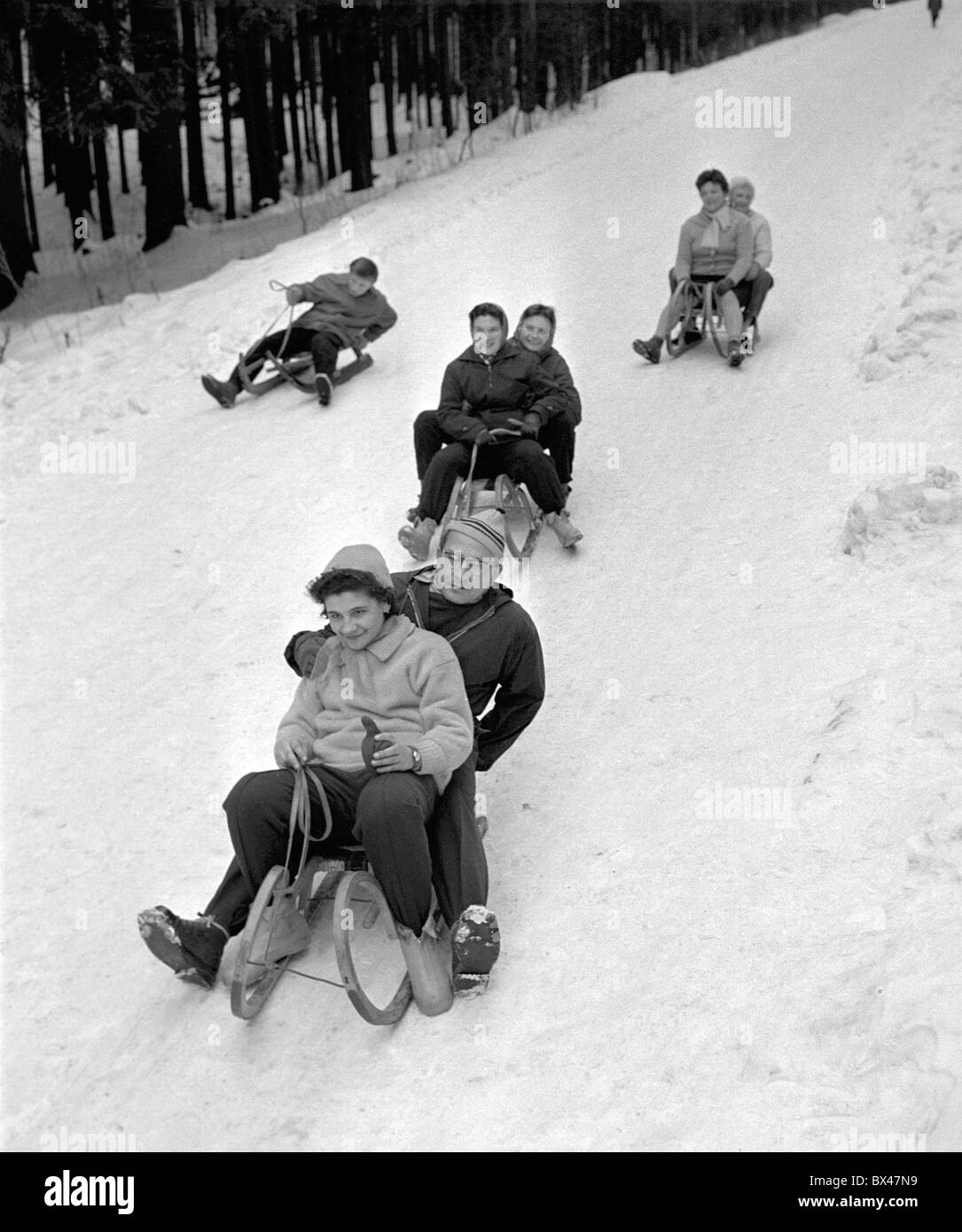 Urlauber fahren auf dem Schlitten in Marianske Lazne Spa im März 1962. CTK Foto/Karel Mevald Stockfoto